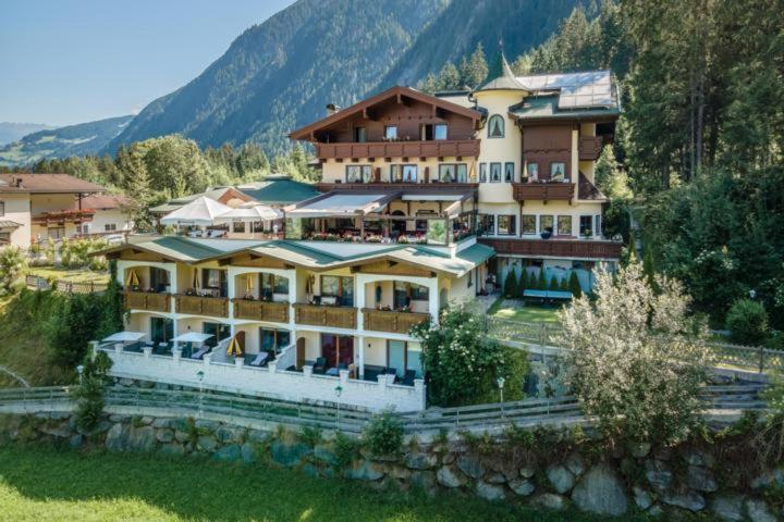 Hotel Landenhof Superior Mayrhofen Exterior photo